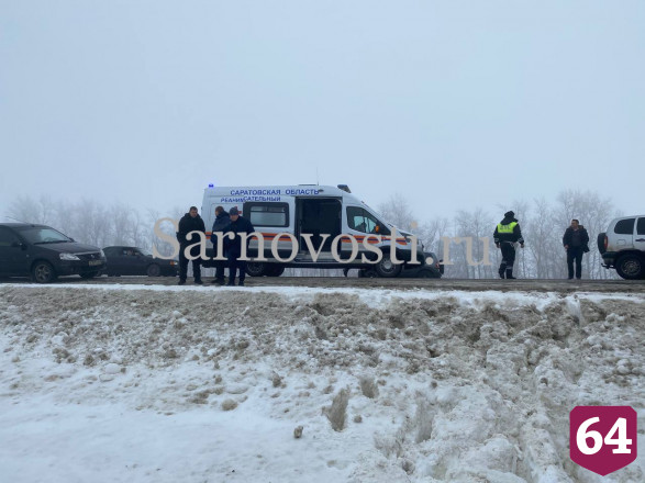 Зажатый в грузовике водитель умер после ДТП под Саратовом