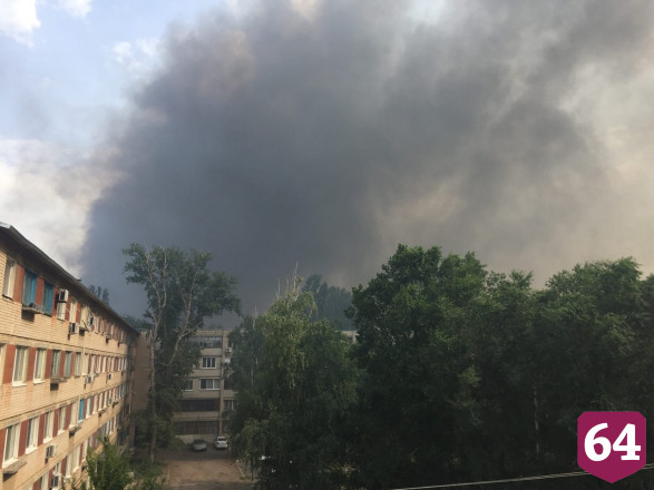 Микрорайон заволокло дымом из-за пожара в промзоне
