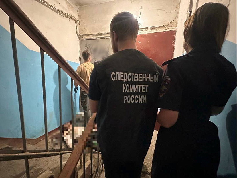 В Энгельсе пьяный молодой человек насмерть забил мужчину в подъезде