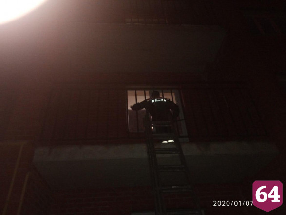 Спасатели вынесли уснувшего хозяина из задымленной квартиры