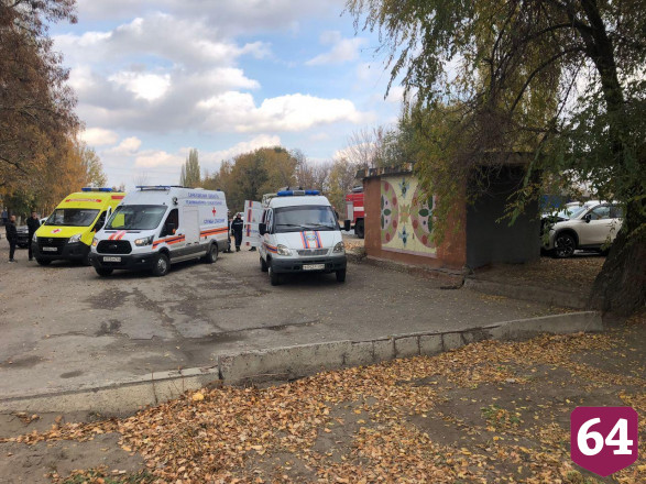 В Саратове из разбитой в ДТП иномарки вытащили двоих взрослых и ребенка