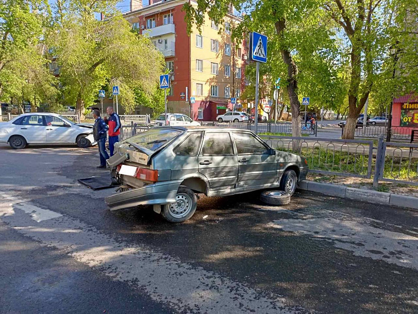 В столкновении легковушек на Ломоносова разбилась автоледи