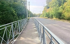 Вдоль оживленной дороги по просьбе горожан сделали тротуар