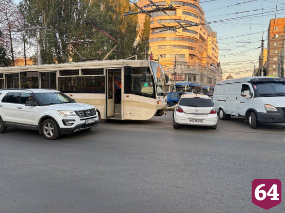 В центре Саратова из-за ДТП встали трамваи и троллейбусы