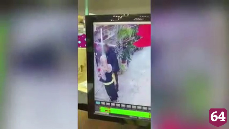 Кража «Айфона» в цветочном магазине Саратова попала на видео