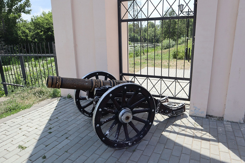 В городском сквере на месте пандусов поставили пушки