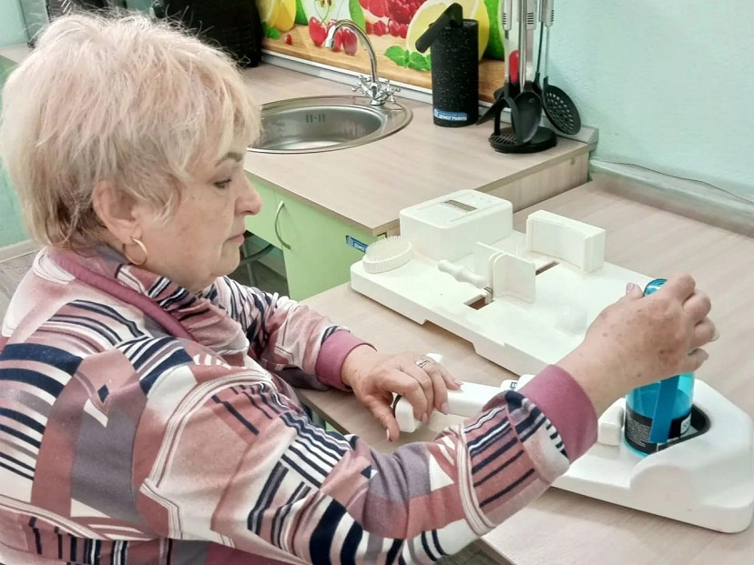 В Саратовской области пенсионеров после болезней учат готовить с помощью адаптивной посуды