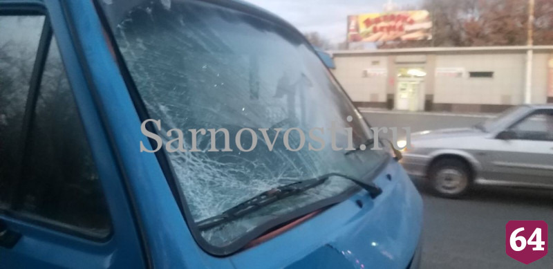 В Саратове женщина во время ДТП разбила лобовое стекло телом