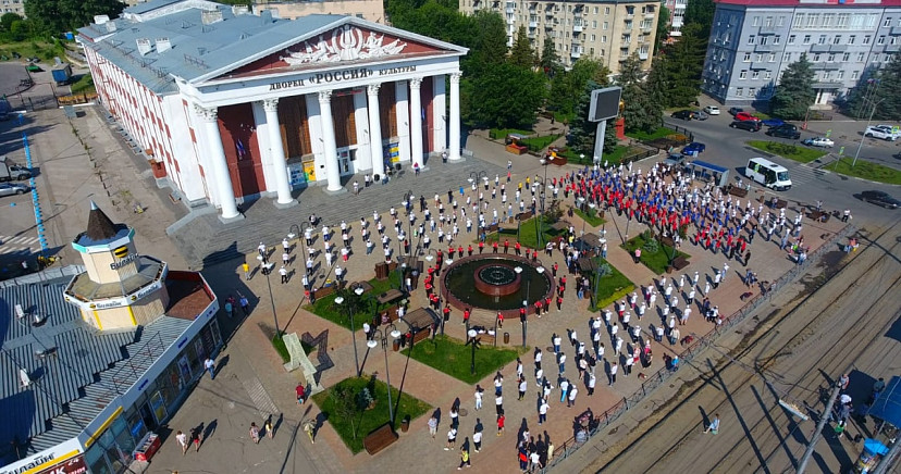 Сотни саратовцев вышли на зарядку с известными спортсменами