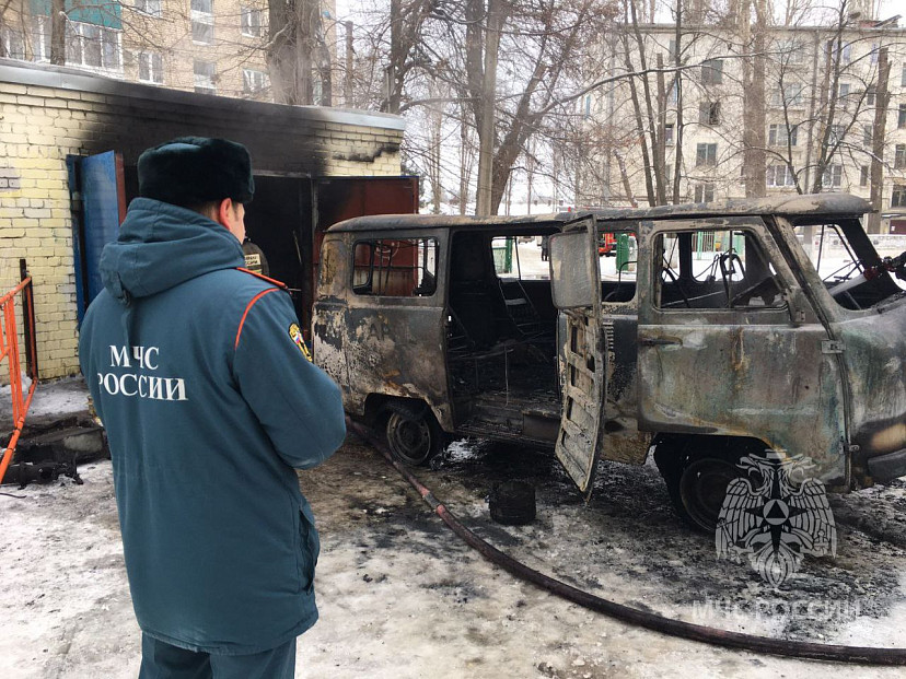 В гараже диспансера под Саратовом сгорел УАЗ