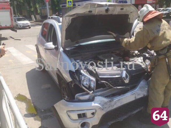 В центре Саратова опрокинулась иномарка с двумя детьми