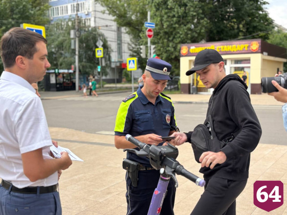 В Саратове выявили 55 нарушителей на велосипедах и самокатах