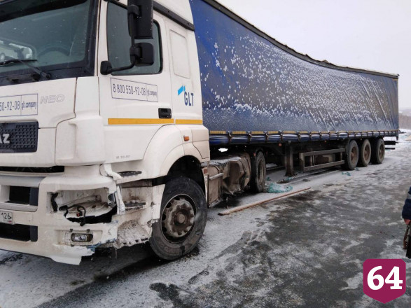Под Саратовом разбились 2 человека в аварии с грузовиком с минералкой