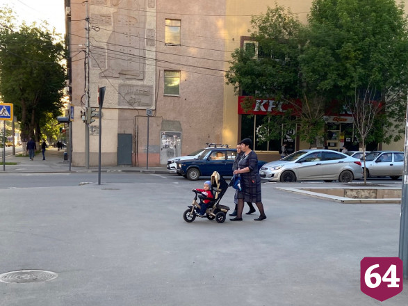 Жители Саратова на самоизоляции выстроились в очередь за картошкой 