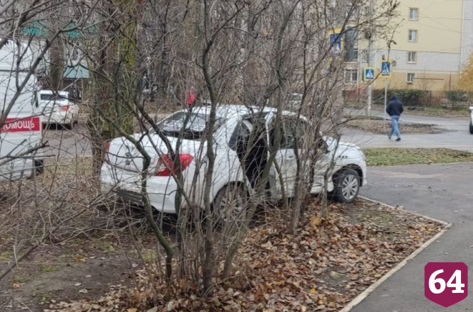 «Датсун» улетел в кусты после ДТП с «Мерседесом» на проспекте Героев