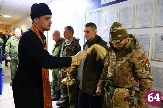 Под Саратовом добровольцев окропили святой водой