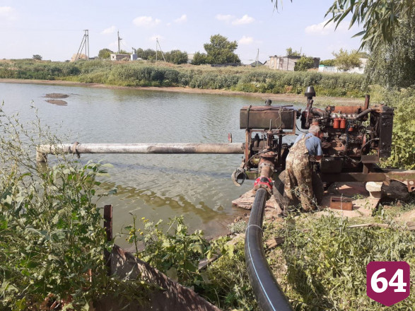 Экскаваторы тонули в иле при расчистке водохранилища под Саратовом 