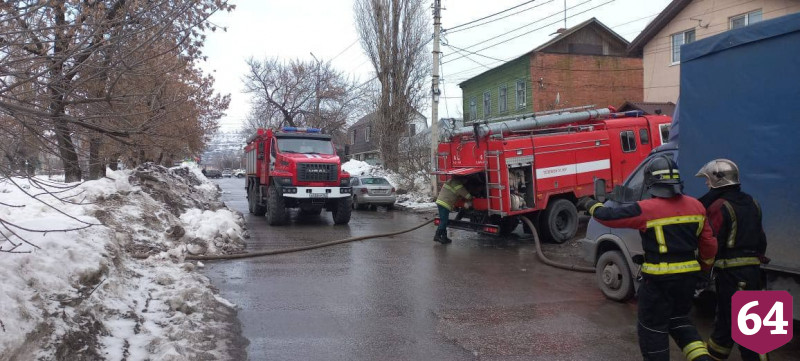 В Саратове пожар уничтожил частный дом на Рахова
