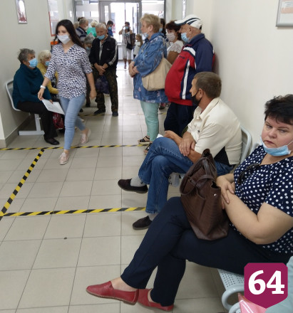 Саратовцы пожаловались на очереди в офисе энергетиков в пандемию