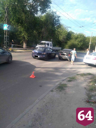 В Саратове при столкновении иномарок пострадал пешеход