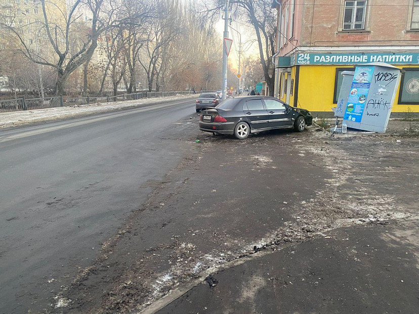 В Саратове иномарка сбила пешехода и протаранила автомат с водой