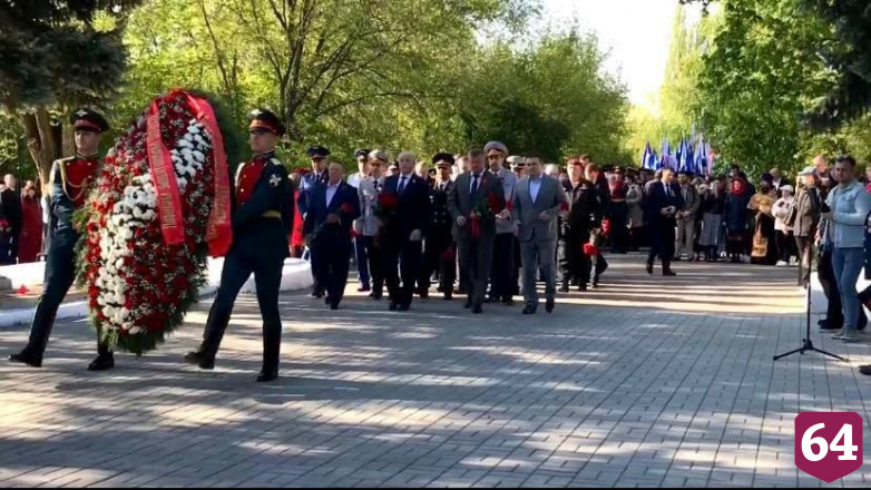 Саратовский губернатор почтил память погибших в Великой Отечественной войне