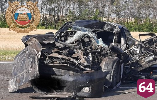 Под Саратовом «Тойоту» смяло в ДТП с грузовиком