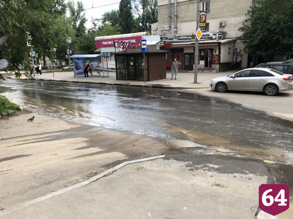 В Саратове провалился асфальт и превратился в пляж для голубей