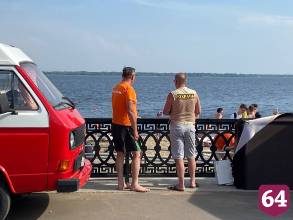 Туристов из Москвы шокировал полуголый курьер в Саратове