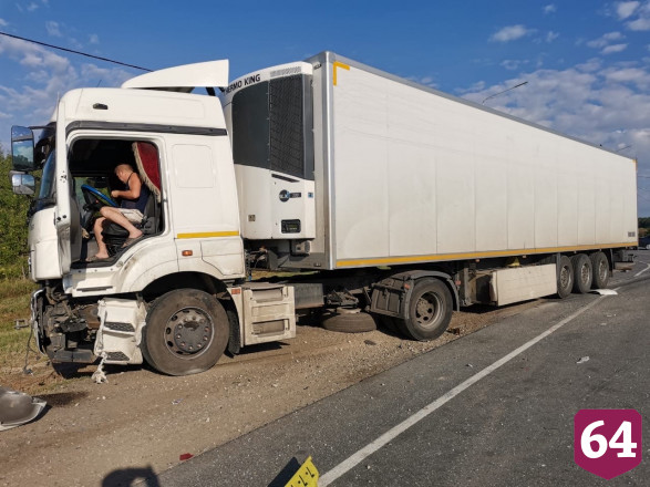В аварии с грузовиком под Саратовом разбились пассажирки легковушки