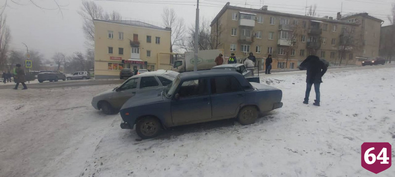 В Саратове легковушка задавила женщину после массовой аварии