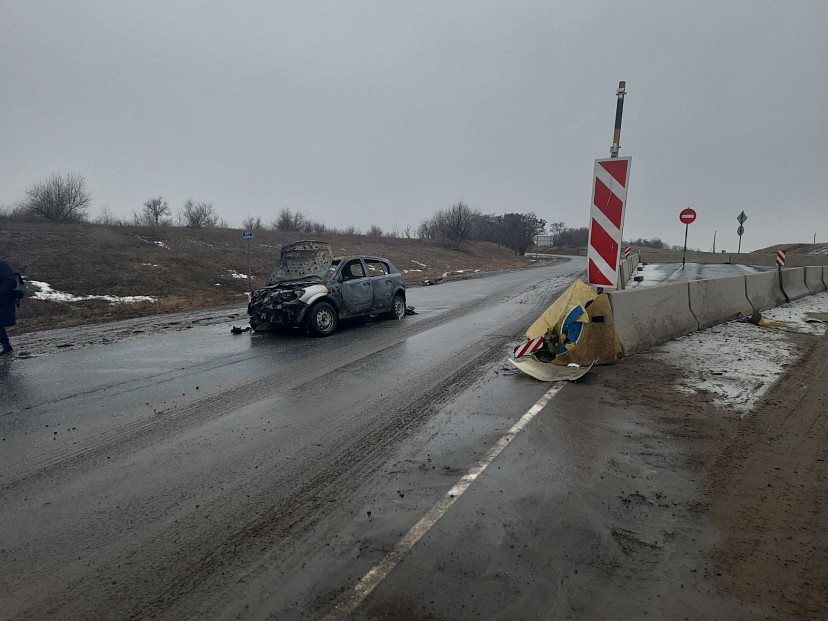 Водитель «Опеля» протаранил дорожный блок и попал в больницу