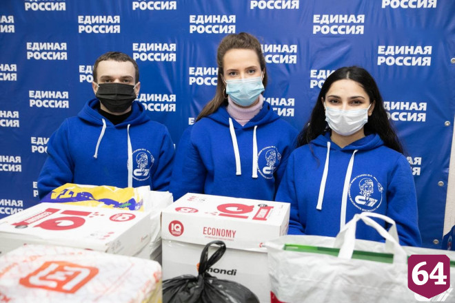 Саратовцы приносят детские вещи для переселенцев из Донбасса