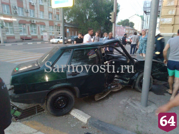 В центре Саратова девушка сломала бедро в ДТП