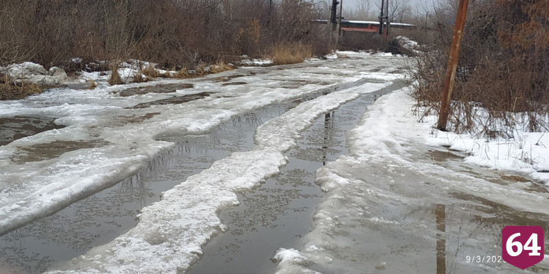 Под Саратовом талые воды затопили улицы и пешеходные дорожки
