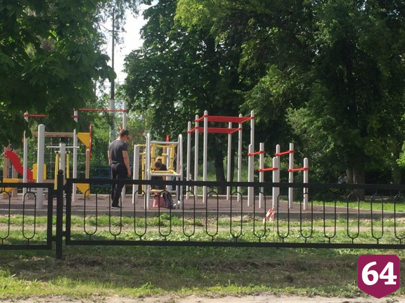 В Саратове нарушители самоизоляции облюбовали аллею Героя Романова