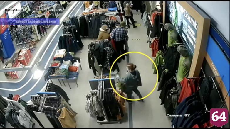 Москвичка украла вещи в спортивном магазине и попала на камеры