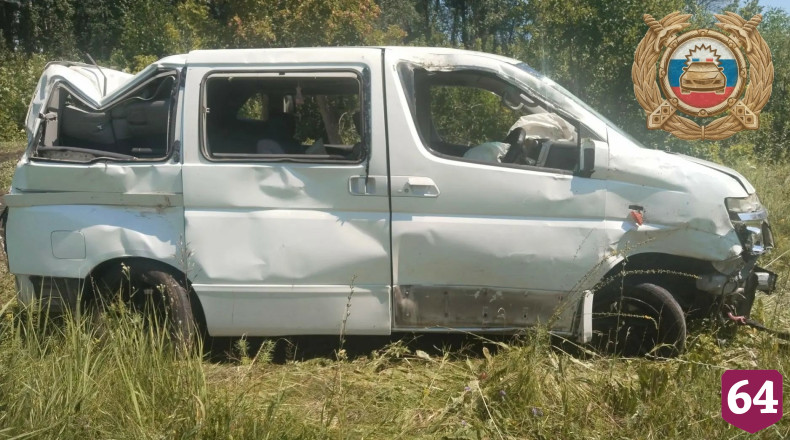 Два человека пострадали при съезде минивэна с дороги в Саратовской области