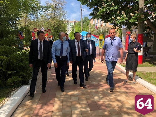 Губернатор поблагодарил коллектив Энгельсского дома-интерната за труд