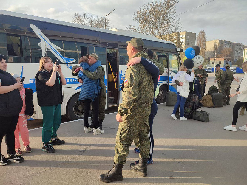 В Саратове встретили прибывших в отпуск бойцов СВО 