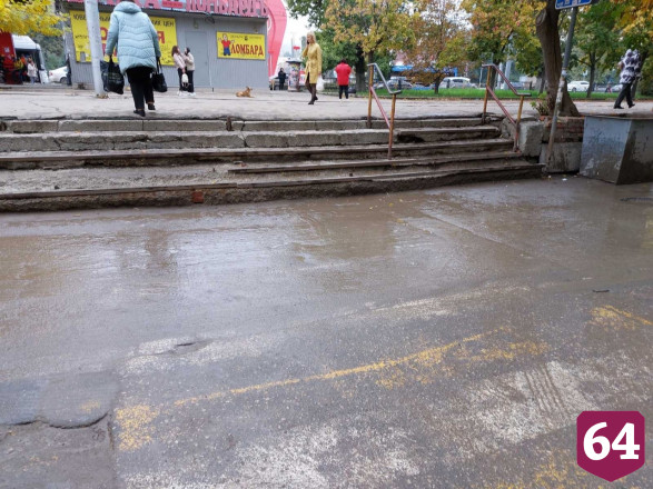 Саратовцы пожаловались на разрушенную лестницу у остановки