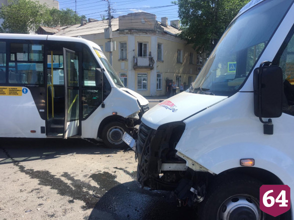 В Саратове три машины влетели в ДТП с маршрутками