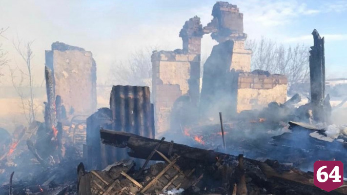 Житель Саратова погиб на пожаре в доме с печным отоплением