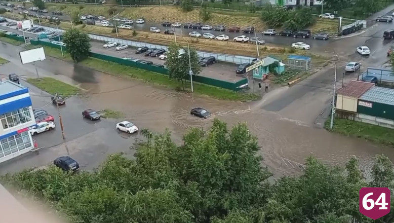В Саратове сильный дождь затопил дороги