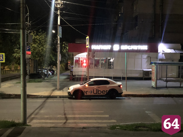 Саратовцев возмутил таксист-автохам на пешеходном переходе