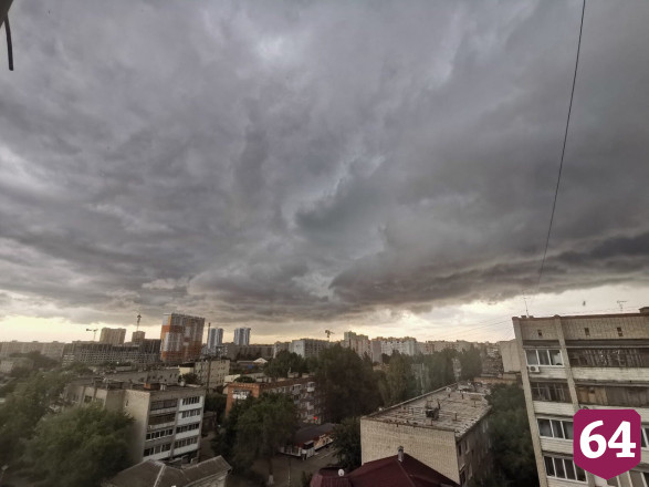 На Саратовскую область обрушились гроза и сильный ветер
