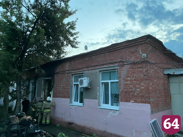 В Саратове женщина обгорела на пожаре