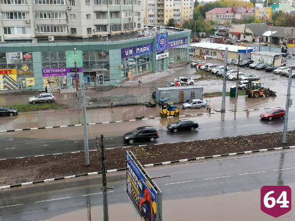 Центральную улицу Энгельса затопили дождевые воды
