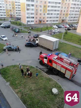 В Саратове иномарку отбросило в грузовик после столкновения с «Приорой»
