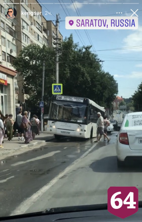 В Саратове автобус провалился в дорожную яму